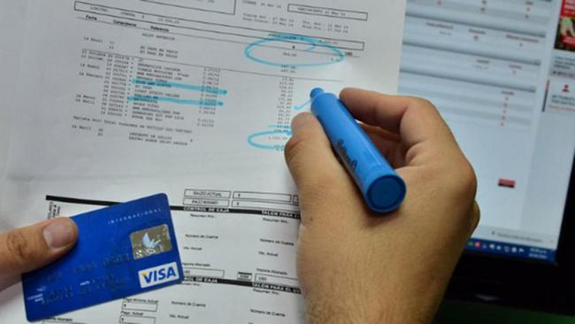 Visual explicativa de un resumen de cuenta de tarjeta de crédito en Argentina Representación visual de un resumen de cuenta de tarjeta de crédito en Argentina